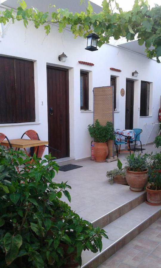Αmmos Rooms Palaiochora Bagian luar foto